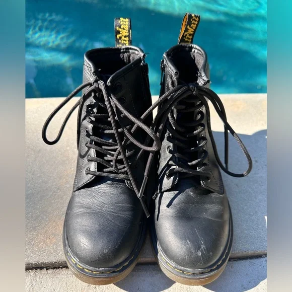 Dr. Martens Junior 1460 Unisex Black Leather Lace-Up Boots Size 3 - Picture 3 of 7